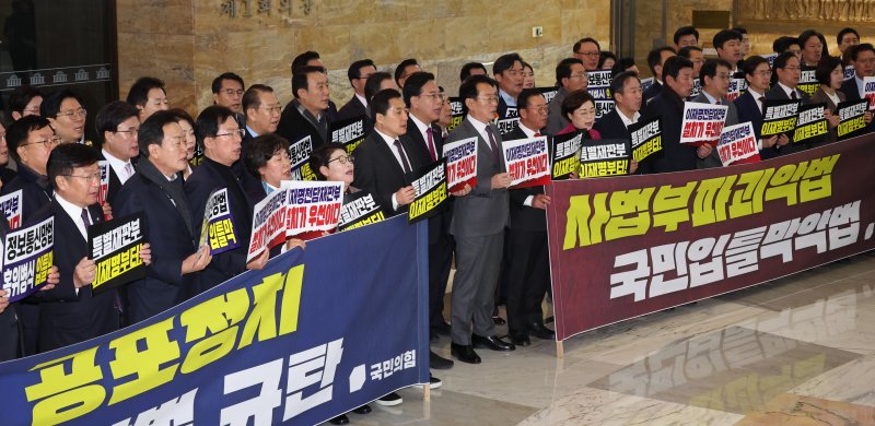 [서울=뉴시스] 김금보 기자 = 송언석 원내대표를 비롯한 의원들이 22일 서울 여의도 국회에서 본회의를 앞두고 '이재명 정권 사법부파괴-국민입틀막 악법 규탄대회'를 하고 있다. 2025.12.22.kgb@newsis.com