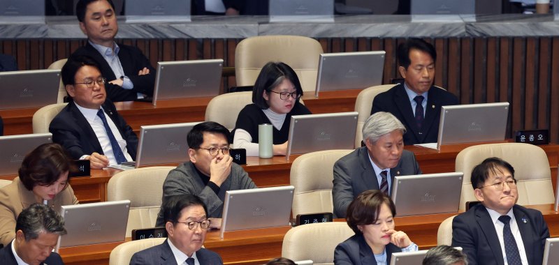 [서울=뉴시스] 김금보 기자 = 윤종오(오른쪽부터) 진보당, 용혜인 기본소득당, 황운하 조국혁신당 의원 등 개혁진보 야당 의원들이 22일 서울 여의도 국회에서 열린 제430회국회(임시회) 제2차 본회의에서 정치개혁 특별위원회 구성결의안이 가결되는 모습을 지켜보고 있다. 2025.12.22.kgb@newsis.com