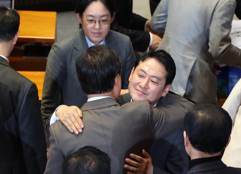 [서울=뉴시스] 김금보 기자 = 장동혁 국민의힘 대표가 23일 서울 여의도 국회에서 열린 제430회국회(임시회) 제2차 본회의에서 '내란전담재판부설치 관련 법안'에 대한 반대 무제한토론(필리버스터)을 마친 뒤 의원들에게 격려를 받고 있다. 2025.12.23. kgb@newsis.com