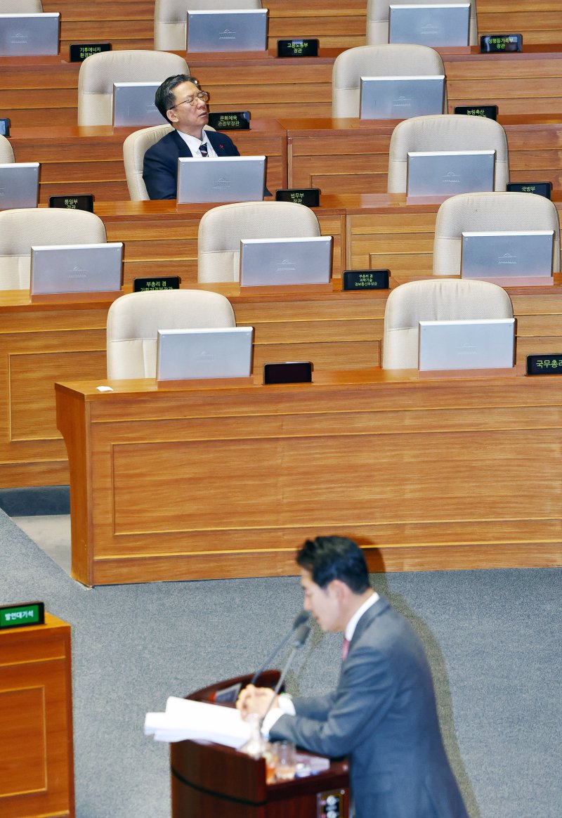 [서울=뉴시스] 김명년 기자 = 정성호 법무부 장관이 23일 오전 서울 여의도 국회에서 열린 제430회국회(임시회) 제2차 본회의에서 장동혁 국민의힘 대표의 '내란전담재판부설치 관련 법안'에 대한 무제한토론(필리버스터) 도중 눈을 감고 있다. 2025.12.23. kmn@newsis.com