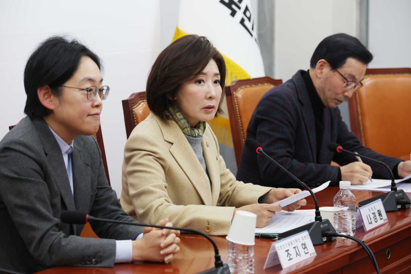 [서울=뉴시스] 조성봉 기자 = 나경원 국민의힘 지방선거총괄기획단 위원장이 23일 오전 서울 여의도 국회에서 열린 지방선거총괄기획단 전체회의를 마치고 결과를 발표하고 있다. 2025.12.23. suncho21 @newsis.com