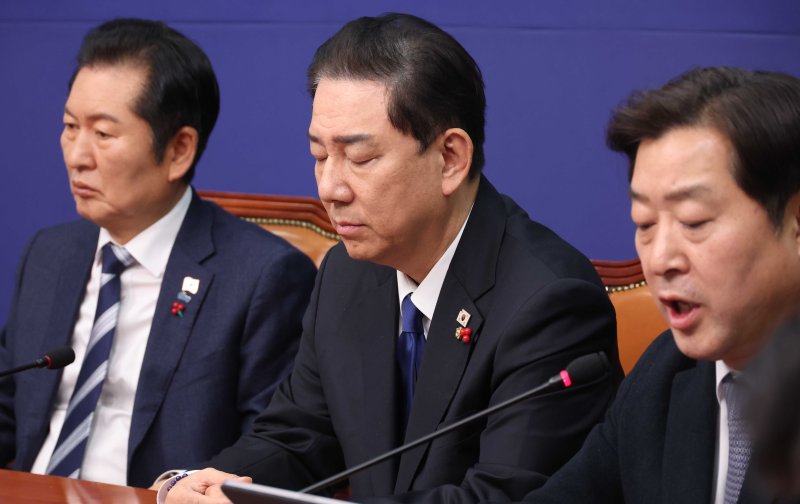 [서울=뉴시스] 조성봉 기자 = 김병기 더불어민주당 원내대표가 24일 오전 서울 여의도 국회에서 열린 최고위원회의에서 잠시 두눈을 감고 생각에 잠겨있다. 2025.12.24. suncho21@newsis.com