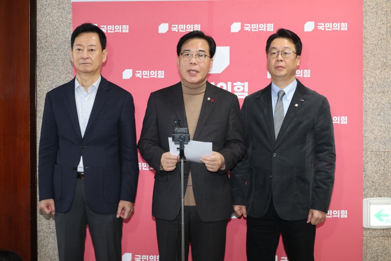 [서울=뉴시스] 조성봉 기자 = 송언석 국민의힘 원내대표가 24일 오후 서울 여의도 국회에서 ‘내란전담재판부 설치 법안’ 등 현안 관련 입장 발표를 하고 있다. 2025.12.24. suncho21@newsis.com