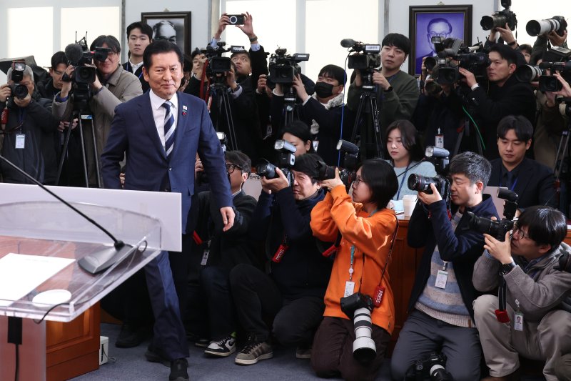 [서울=뉴시스] 김금보 기자 = 정청래 더불어민주당 대표가 26일 오전 서울 여의도 국회에서 기자회견을 열고 발언대로 향하고 있다. 2025.12.26.kgb@newsis.com