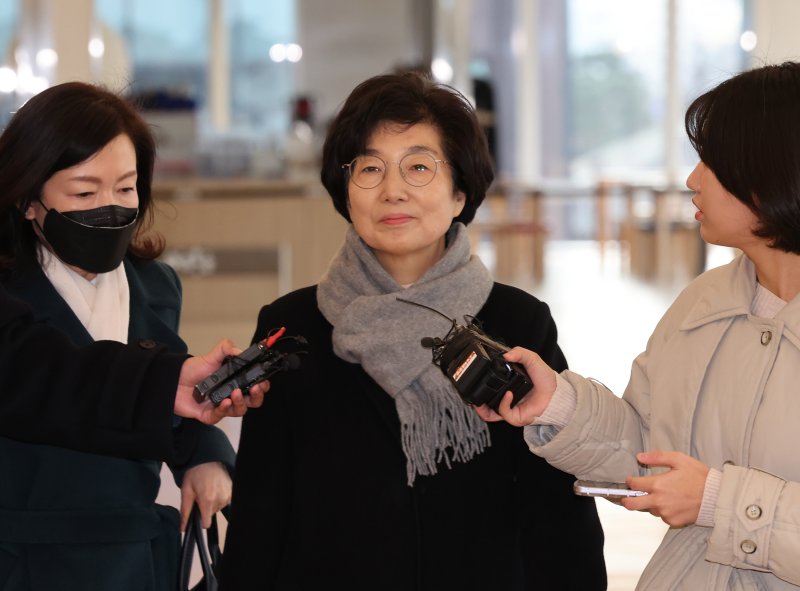 [서울=뉴시스] 배훈식 기자 = 김건희 여사에게 부정한 청탁과 함께 로저비비에 클러치백을 선물했다는 의혹을 받는 국민의힘 김기현 의원의 배우자 이모씨가 27일 오전 서울 종로구 KT광화문빌딩 웨스트에 마련된 김건희 여사 관련 의혹을 수사하는 민중기 특별검사 사무실에 출석하며 취재진의 질문에 입을 굳게 닫고 있다. 2025.12.27. dahora83@newsis.com