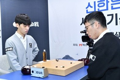 김명훈 9단(왼쪽)이 대만의 라이쥔푸 9단을 꺾고 제1회 신한은행 세계기선전 8강에 진출했다. (한국기원 제공)