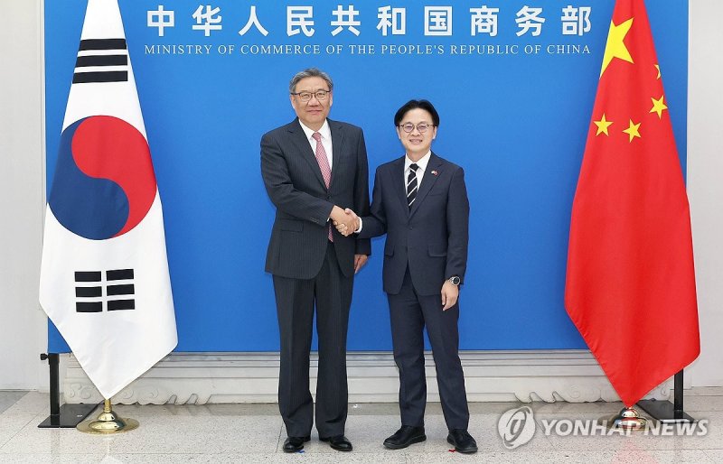 김정관 장관, 중국 상무부 부장과 악수 (출처=연합뉴스)