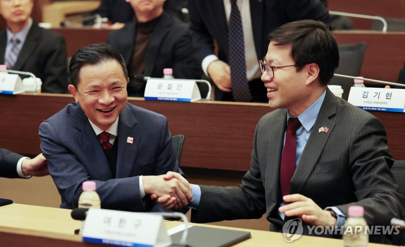 밝은 표정으로 손잡는 여한구 통상교섭본부장과 다이빙 주한 중국 대사 (출처=연합뉴스)