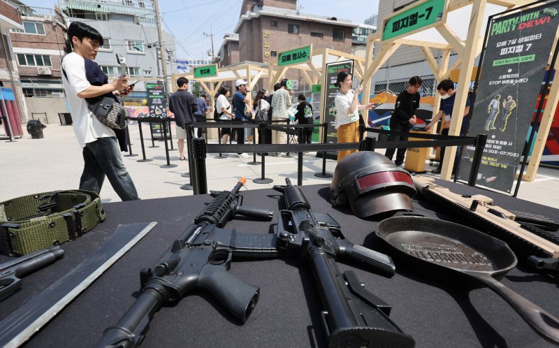 21일 오후 서울 성동구 펍지 성수에서 열린 배틀그라운드 모바일 7주년 팝업스토어를 찾은 게이머 등 시민들이 행사장에 마련된 각종 체험을 하고 있다. 2025.5.21/뉴스1 ⓒ News1 장수영 기자