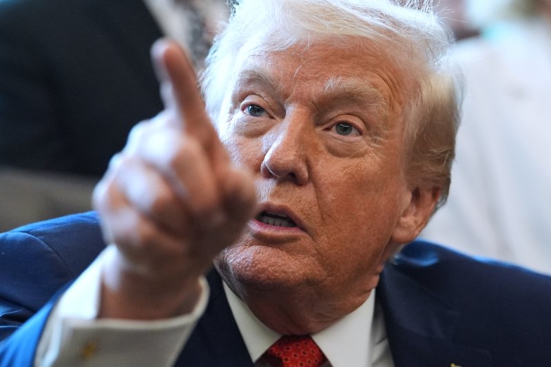 [워싱턴=AP/뉴시스] 사진은 도널드 트럼프 미국 대통령이 지난 18일(현지 시간) 워싱턴 백악관 집무실에서 기자들을 향해 발언하고 있는 모습. 2025.12.19.