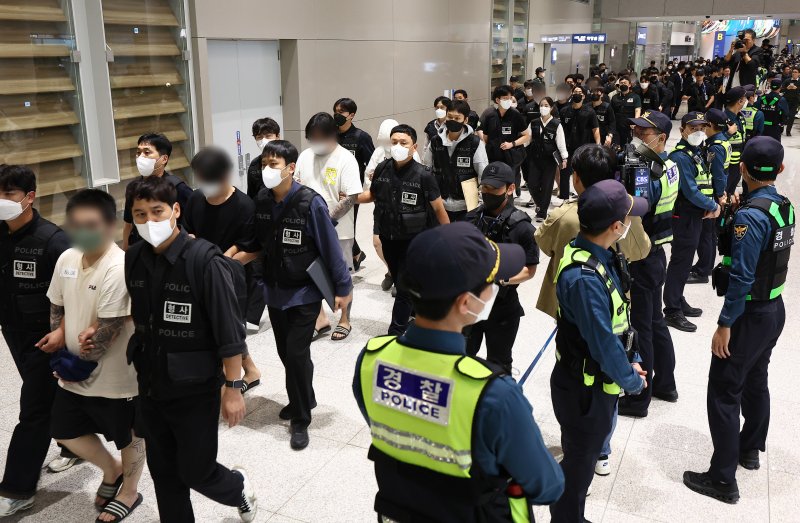 캄보디아 당국의 범죄단지 단속으로 적발돼 구금됐던 한국인들이 지난 10월 18일 오전 인천국제공항 2터미널을 통해 송환되고 있다. (공동취재) 2025.10.18/뉴스1 ⓒ News1 박지혜 기자