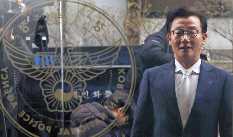 통일교 금품수수 의혹을 받는 전재수 전 해양수산부 장관이 지난 19일 서울 서대문구 경찰청 국가수사본부로 조사받기 위해 출석하고 있다. (공동취재) 2025.12.19/뉴스1 ⓒ News1 이호윤 기자