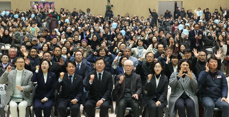 지난 26일 종하이노베이션센터에서 열린 김종훈 울산 동구청장 출판기념회에 각계 인사들이 참석해 축하했다. 진보당 울산시당 제공
