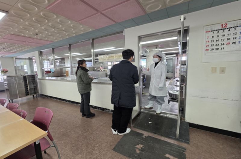 지난 26일부터 부산에 갑작스런 한파가 찾아온 가운데 부산시가 노숙인 등 취약계층 보호시설 긴급 점검에 나섰다. 사진은 시 관계자들이 지역 노인복지관을 찾아 무료급식 현장을 살펴보고 있는 모습. 부산시 제공