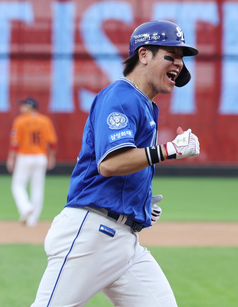대전 중구 한화생명볼파크에서 열린 2025 KBO 포스트시즌 플레이오프 2차전 삼성 라이온즈와 한화 이글스의 경기, 9회초 2사 1루 강민호가 투런 홈런을 친 뒤 기뻐하고 있다. 뉴시스