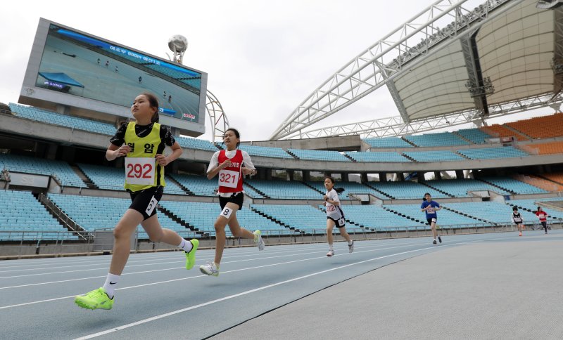 트랙에서 달리고 있는 육상 선수들. 2023.3.24/뉴스1 ⓒ News1 공정식 기자