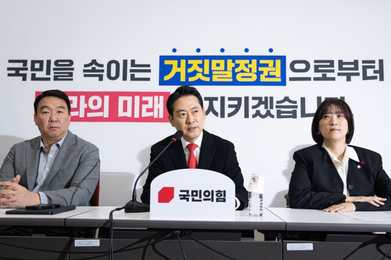 장동혁 국민의힘 대표가 28일 서울 여의도 국회에서 열린 현안 기자간담회에서 모두 발언을 하고 있다. 2025.12.28/뉴스1 ⓒ News1 유승관 기자