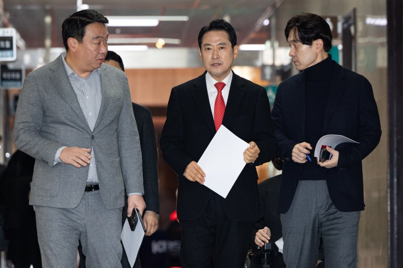 장동혁 국민의힘 대표가 28일 서울 여의도 국회에서 열린 현안 기자간담회에 참석하며 정희용 사무총장과 대화하고 있다. 2025.12.28/뉴스1 ⓒ News1 유승관 기자