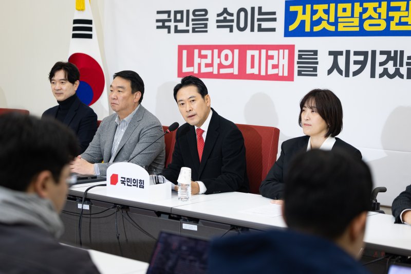 장동혁 국민의힘 대표가 28일 서울 여의도 국회에서 열린 현안 기자간담회에서 모두 발언을 하고 있다. 2025.12.28/뉴스1 ⓒ News1 유승관 기자