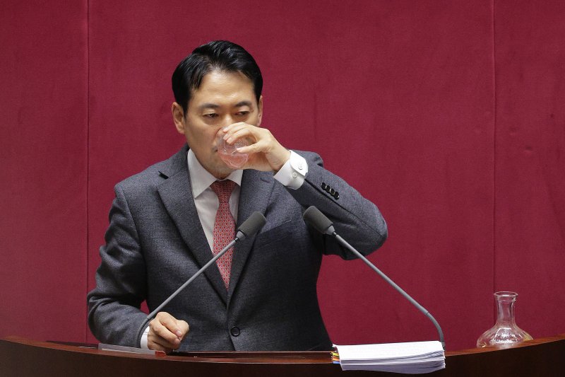 장동혁 국민의힘 대표가 23일 서울 여의도 국회에서 열린 제430회국회(임시회) 제2차 본회의에서 '12·3 윤석열 비상계엄 등에 대한 전담재판부 설치 및 제보자 보호 등에 관한 특별법안(대안)에 대한 수정안'에 대한 무제한 토론(필리버스터)을 하며 목을 축이고 있다. 2025.12.23/뉴스1 ⓒ News1 신웅수 기자