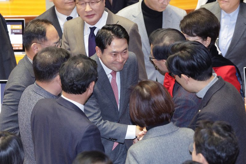 장동혁 국민의힘 대표가 23일 서울 여의도 국회에서 열린 제430회국회(임시회) 제2차 본회의에서 '12·3 윤석열 비상계엄 등에 대한 전담재판부 설치 및 제보자 보호 등에 관한 특별법안(대안)에 대한 수정안'에 대한 무제한 토론(필리버스터)을 마친 후 의원들과 인사하고 있다. 2025.12.23/뉴스1 ⓒ News1 신웅수 기자