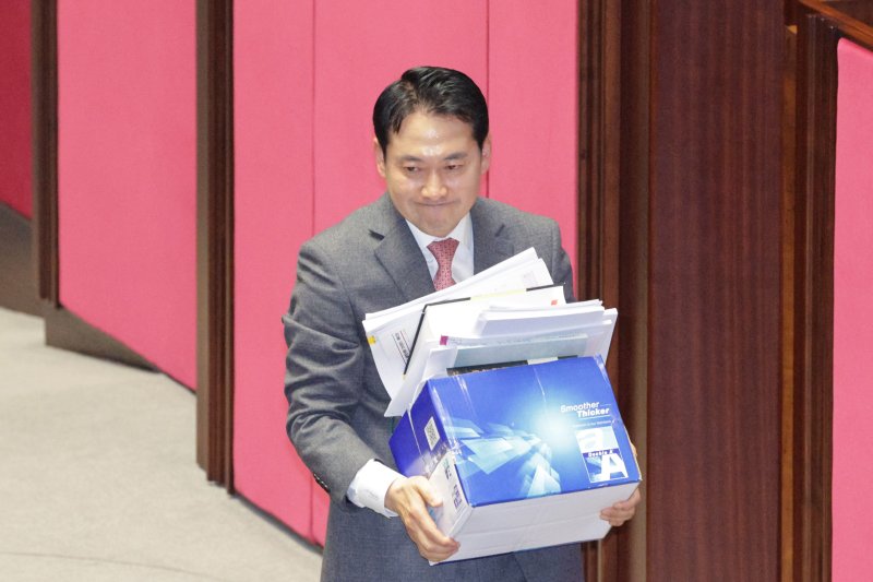 장동혁 국민의힘 대표가 23일 서울 여의도 국회에서 열린 제430회국회(임시회) 제2차 본회의에서 '12·3 윤석열 비상계엄 등에 대한 전담재판부 설치 및 제보자 보호 등에 관한 특별법안(대안)에 대한 수정안'에 대한 무제한 토론(필리버스터)을 마친 후 본회의장을 나서고 있다. 2025.12.23/뉴스1 ⓒ News1 신웅수 기자