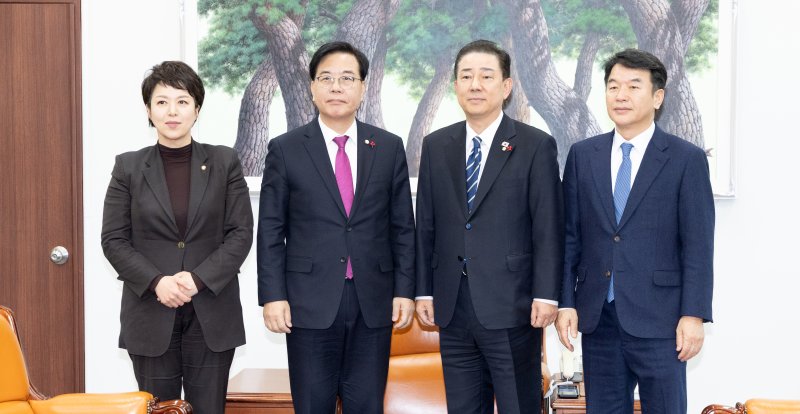 김병기 더불어민주당 원내대표와 송언석 국민의힘 원내대표가 지난 22일 서울 여의도 국회 운영위원장실에서 회동하고 있다. 여야 원내대표는 지니카지노 의제를 두고 논의할 예정이다. 2025.12.22/뉴스1 ⓒ News1 이승배 기자