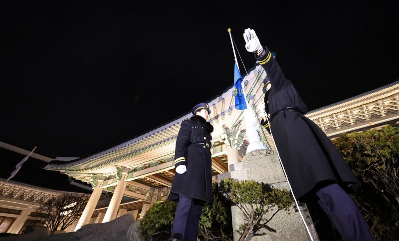 29일 청와대 본관 앞에 봉황기가 게양되고 있다. 청와대통신사진기자단