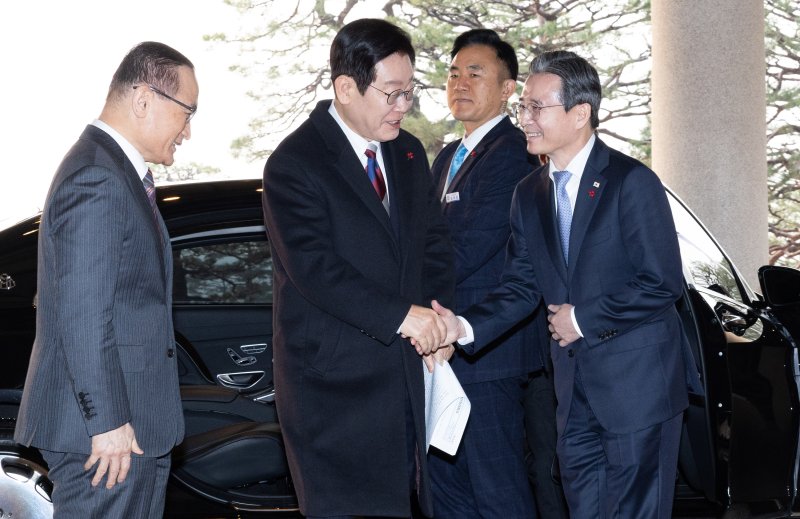 李대통령 청와대 첫 출근…스트라이프 넥타이 '협치&middot;통합' 강조