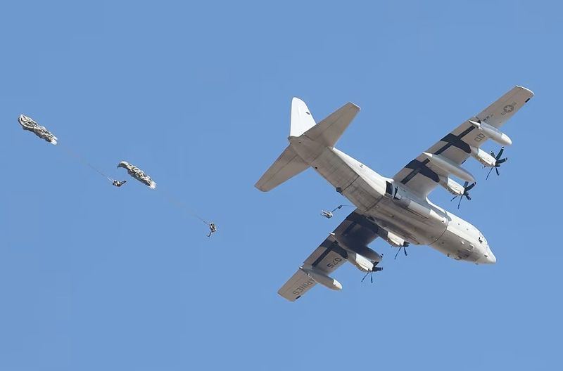 지난 4일 한미 특전사 장병들이 전북 익산 각동 DZ에서 미 해병지대 KC-130 공중급유기에서 이탈하며 전술강하를 하고 있다. 합참 제공