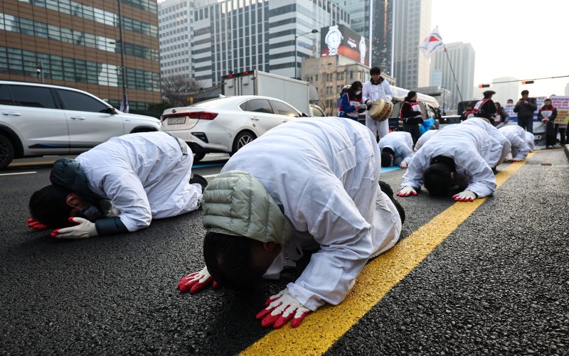 공공운수노조 서울지역공공서비스지부 조합원들이 29일 서울 광화문 광장에서 청와대 비정규직 고용보장을 촉구하며 청와대 방면으로 삼보일배 하고 있다. 2025.12.29/뉴스1 ⓒ News1 김도우 기자
