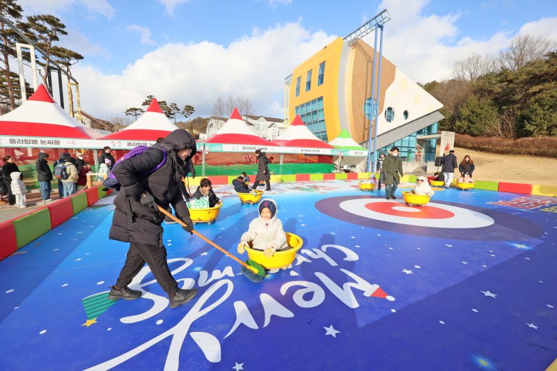 크리스마스인 25일 전북 임실군 치즈테마파크에서 열린 임실산타축제를 찾은 방문객들이 즐거운 시간을 보내고 있다. 이번 축제는 25일부터 28일까지 임실치즈테마파크에서 열린다. (임실군청 제공. 재판매 및 DB 금지) ⓒ News1 유경석 기자