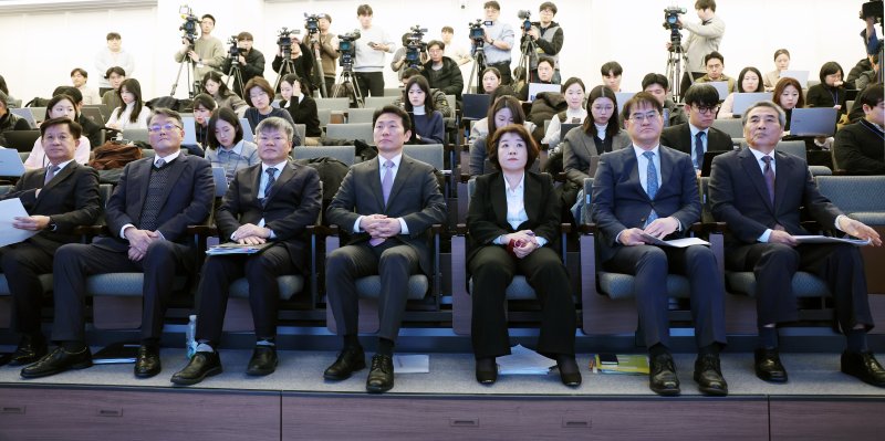 [서울=뉴시스] 조성우 기자 = 민중기(앞줄 오른쪽) 특별검사와 특검보들이 29일 오전 서울 종로구 KT 광화문빌딩 웨스트에서 열린 김건희 여사의 각종 의혹 관련 최종 수사 결과 발표 브리핑에 참석해 자리하고 있다. 오른쪽부터 민중기 특검, 김형근, 오정희, 박상진, 문홍주, 김경호, 박노수 특검보. 2025.12.29. xconfind@newsis.com