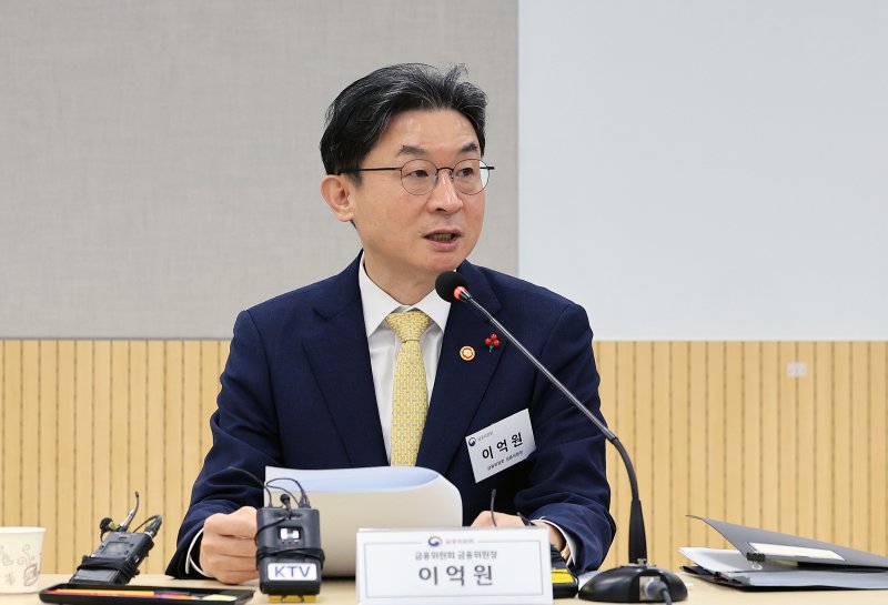 이억원 금융위원장이 29일 서울 동작구 서울금융복지상담센터 동작센터에서 불법사금융 근절을 위한 현장 간담회에서 발언하고 있다. 2025.12.29/뉴스1 ⓒ News1 이호윤 기자