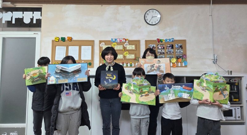 [합천=뉴시스] 합천군자원봉사센터, 팝업북 만들기 봉사활동 (사진=합천군 제공) 2025. 12. 29. photo@newsis.com *재판매 및 DB 금지