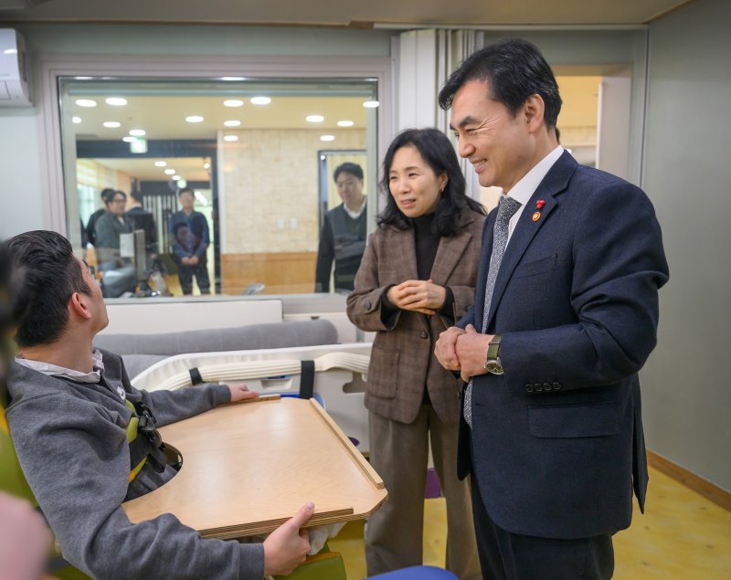 안규백 국방부 장관은 29일 연말 연시를 맞아 서울 용산구 소재 중증뇌병변 장애아동 요양시설인 영락애니아의 집을 방문했다. 국방부 제공