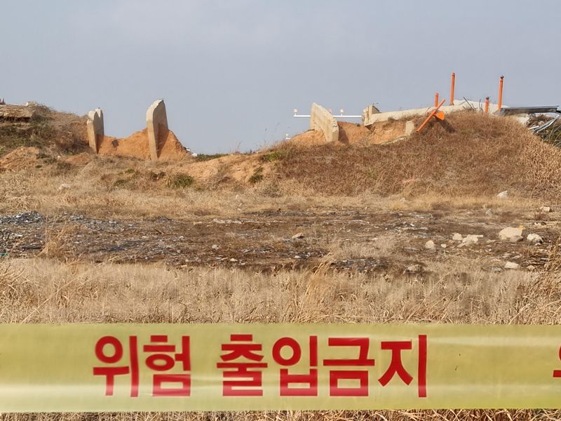 2024년 12월 29일 오전 9시 3분에서 시간이 멈춰 선 29일 무안공항 로컬라이저 둔덕. 사진=김동호 기자