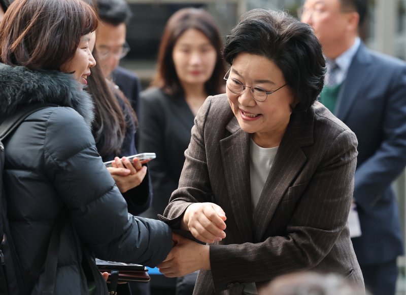 초대 기획예산처 장관 후보자로 지명된 이혜훈 전 국민의힘 의원이 29일 오전 서울 중구 예금보험공사에 마련된 인사청문회 준비 사무실로 첫 출근하며 취재진과 인사를 나누고 있다. 2025.12.29/뉴스1 ⓒ News1 오대일 기자