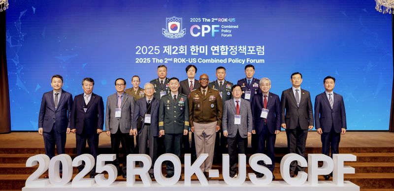 29일 서울 용산 로얄파크컨벤션에서 열린 '2025 제2회 한미 연합정책포럼(CPF)'에서 참석자들이 기념촬영을 하고 있다. 앞줄 왼쪽부터 김승겸 전 부사령관, 임호영 전 부사령관, 이성출 전 부사령관, 김재창 전 부사령관, 김성민 연합사 부사령관, 제이비어 브런슨(Xavier Brunson) 연합사 사령관, 유용원 국회의원, 권오성 전 부사령관, 최병혁 전 부사령관, 안병석 전 부사령관. 뒷줄 왼쪽부터 발레리 잭슨(Valerie Jackson) 주한미해병사령관 , 박재열 전략사령관, 이광석 국방부 국제정책관, 강인규 연합사 부참모