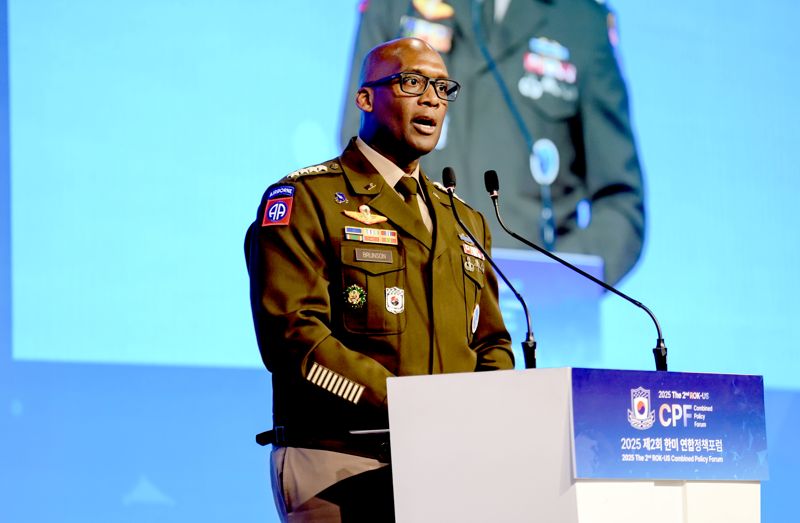 제이비어 브런슨 한미연합군사령부 사령관이 29일 서울 용산구 로얄파크컨벤션 로얄홀에서 열린 한미연합군사령부 주최 2025 제2회 한미 연합정책포럼에서 기조연설을 하고 있다. 한미연합사 제공