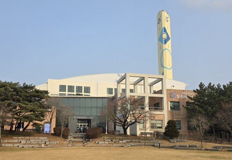 청라 소각장의 경우 하절기(6월)에 40-50일, 동절기(11월)에 보름 정도 정비를 위해 운영을 중단한다. 사진은 청라소각장 전경 / 뉴스1 ⓒ News1 유준상 기자