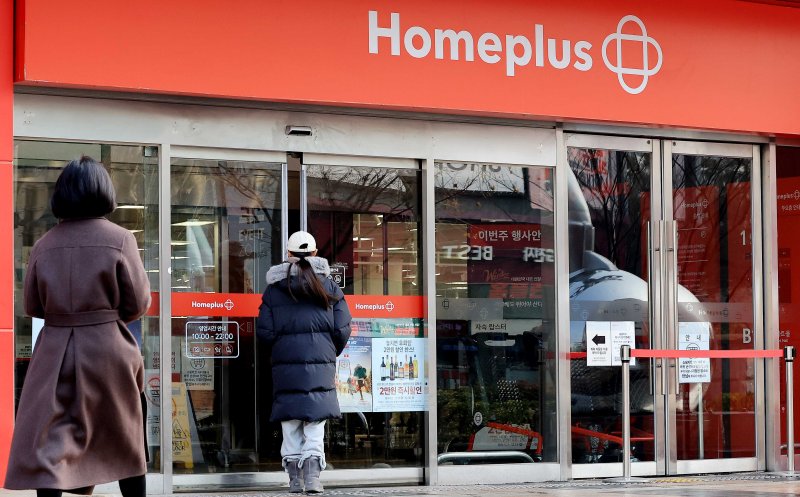 29일 업계에 따르면 홈플러스는 이날 서울회생법원에 홈플러스 익스프레스 분리 매각을 핵심으로 한 회생계획안을 제출할 예정이다. 사진은 이날 서울 시내에 있는 홈플러스의 모습. 2025.12.29/뉴스1 ⓒ News1 이호윤 기자