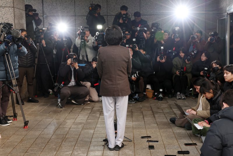 [서울=뉴시스] 조성우 기자 = 이혜훈 기획예산처 장관 후보자가 29일 오전 서울 중구 예금보험공사에 마련된 인사청문회 준비 사무실로 출근하며 지명 소감을 밝히고 있다. 2025.12.29. xconfind@newsis.com