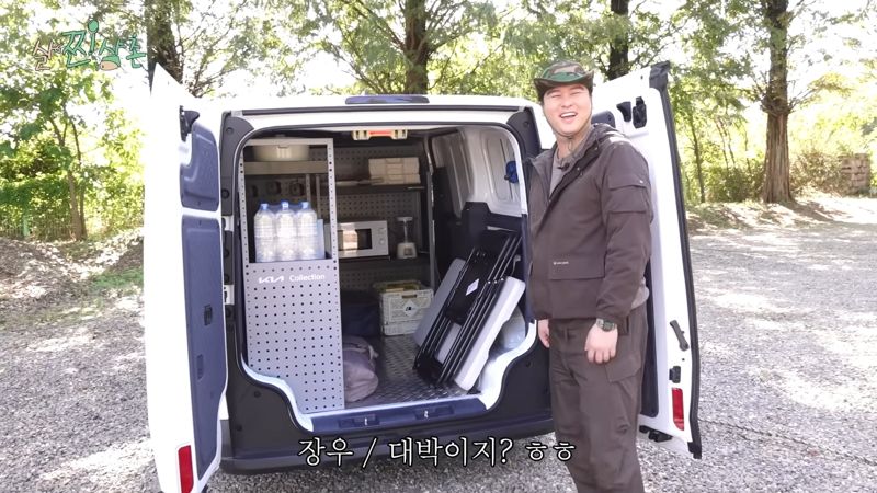 배우 이장우가 자신의 유튜브 채널 '살찐삼촌 이장우'에서 PV5 카고를 활용하는 모습. 사진=이장우 유튜브