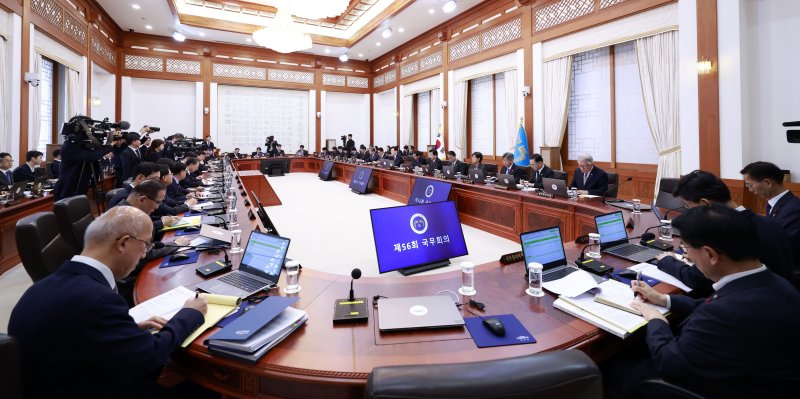 이재명 대통령이 30일 청와대에서 첫 국무회의를 주재하고 있다. 청와대통신사진기자단