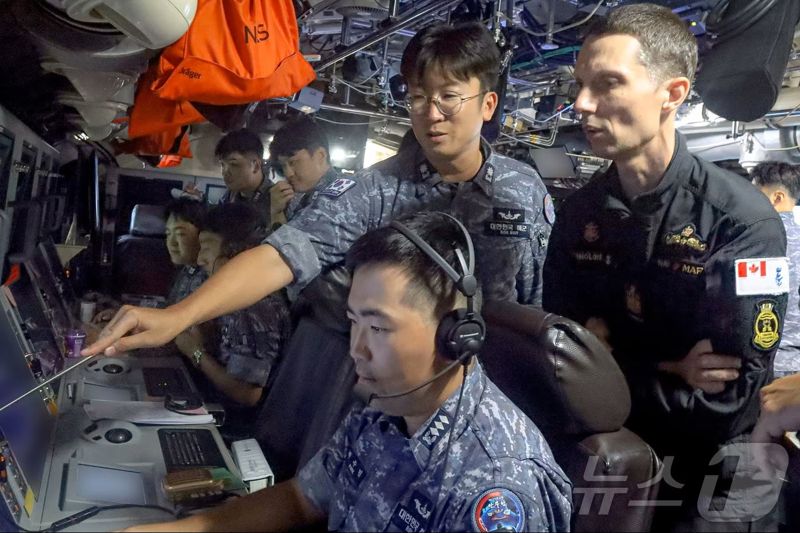 지난 5일부터 10일(현지시간)까지 진행된 '2025 사일런트 샤크' 해상훈련에서 에티엔 랑글루아 캐나다 잠수함사령부 주임원사가 안무함(SS-III, 3000톤급)에 편승해 한국 잠수함을 직접 체험하고 있다. 해군 제공