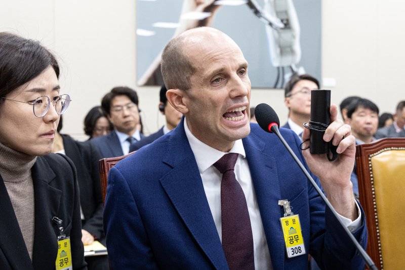 해롤드 로저스 쿠팡 대표이사가 지난해 12월 30일 서울 여의도 국회에서 열린 제430회국회(임시회) 쿠팡 침해사고 및 개인정보 유출, 불공정 거래, 노동환경 실태 파악과 재발방지 대책 마련을 위한 연석 청문회에 출석해 최민희 위원장의 동시통역기 착용 지시에 답변하고 있다. /사진=뉴스1