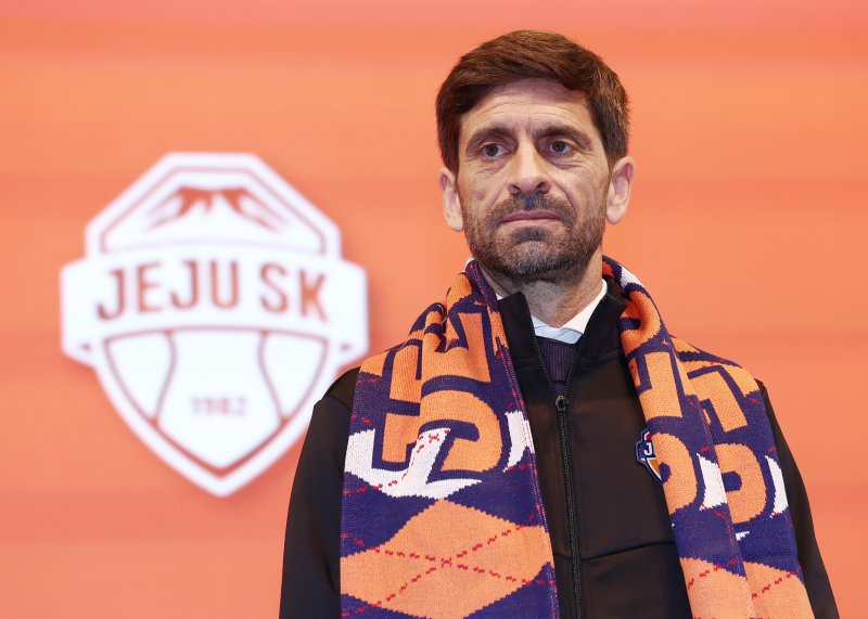 세르지우 코스타 신임 제주SK FC 감독이 29일 오전 서울 강서구 메이필드호텔에서 열린 공식 취임 기자회견에서 제주SK FC 공식 머플러를 하고 기념촬영을 하고 있다. 2025.12.29/뉴스1 ⓒ News1 김민지 기자