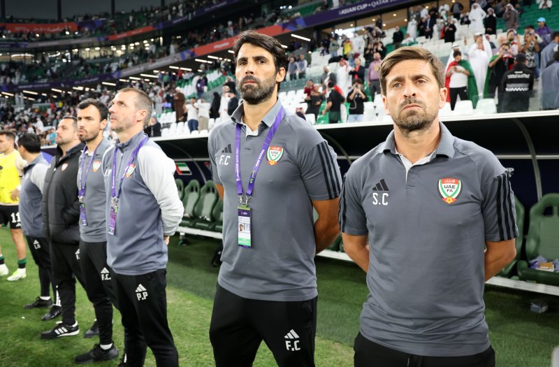 아랍에미리트 세르지우 코스타 코치(오른쪽)가 23일(현지시간) 카타르 알라이얀 에듀케이션 시티 스타디움에서 열린 2023 아시아축구연맹(AFC) 카타르 아시안컵 조별리그 B조 조별리그 3차전 이란과 아랍에미리트의 경기에서 그라운드를 바라보고 있다. 2024.1.24/뉴스1 ⓒ News1 김성진 기자