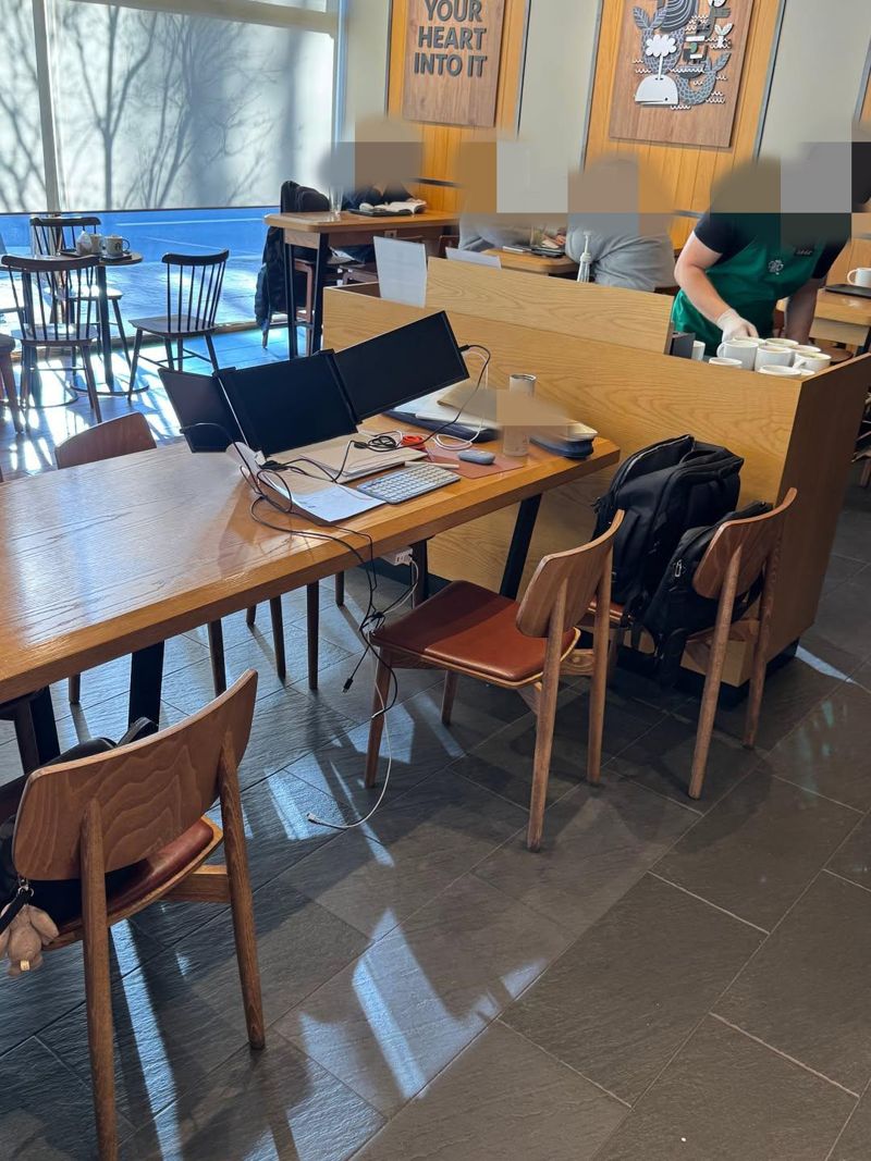 카페에서 혼자 좌석 4개를 차지해 다른 손님들에게 불편을 주는 이른바 '카페 빌런'의 사진이 온라인에 올라왔다. /사진=온라인 커뮤니티 보배드림